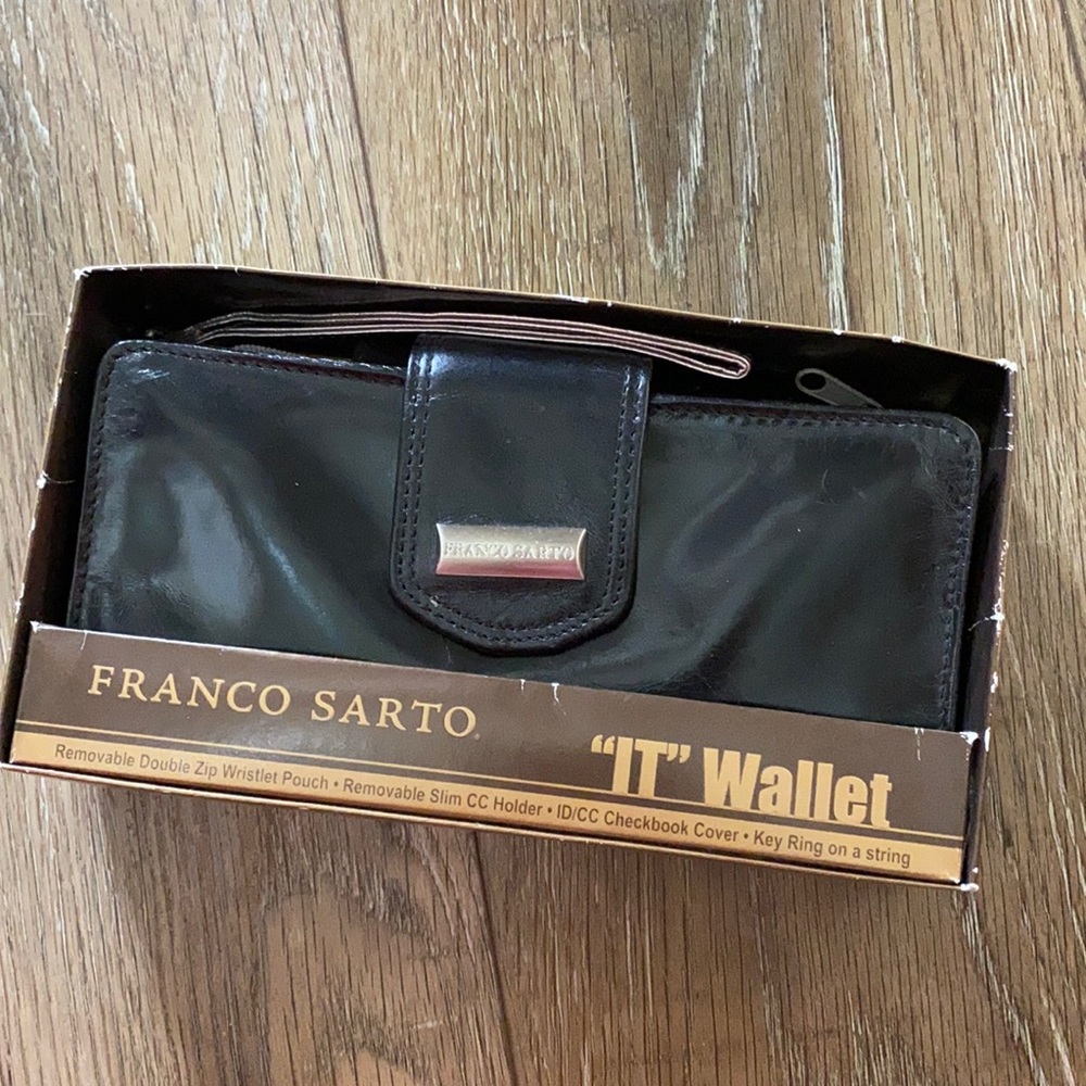 Women’s IT wallet! NWOT, but in box!